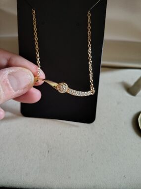 ✨ Gorgeous Dainty Gold Tone Curved Bar Crystal Bracelet ✨